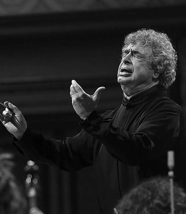 Semyon Bychkov conducting in concert.