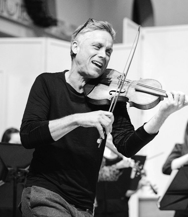 Eike Bjarte playing violin.