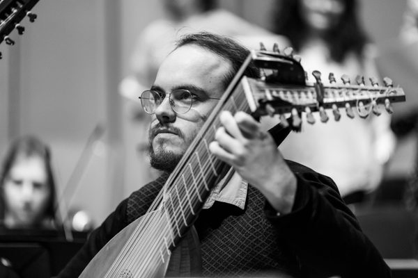 A lutenist plays intensely.