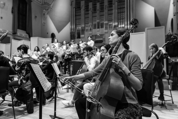 A viola da gamba player in rehearsal.