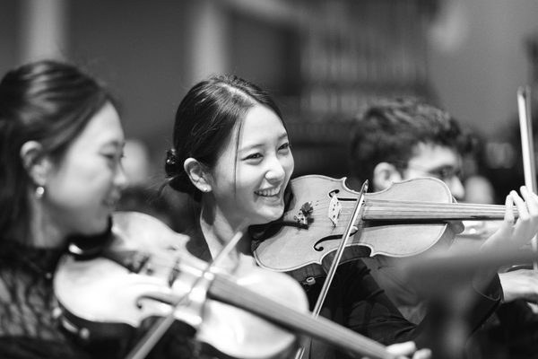 A violin player in rehearsal.