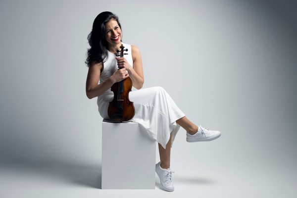 Portrait of Elena Urioste holding a violin.