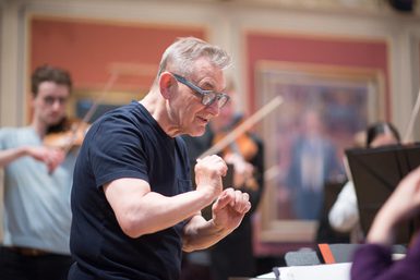 Trevor Pinnock conducts students in a rehearsal