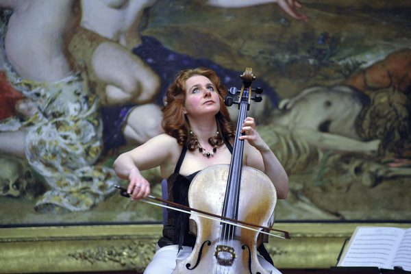 Image of Hannah Roberts playing the cello