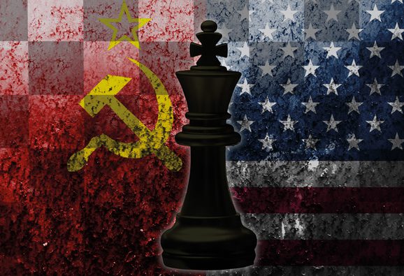 A chess piece in front of the USA and Russia flags