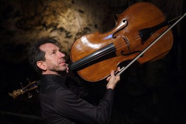 Robert Cohen holding his cello over his shoulder