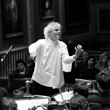 Simon Rattle conducts an orchestra.