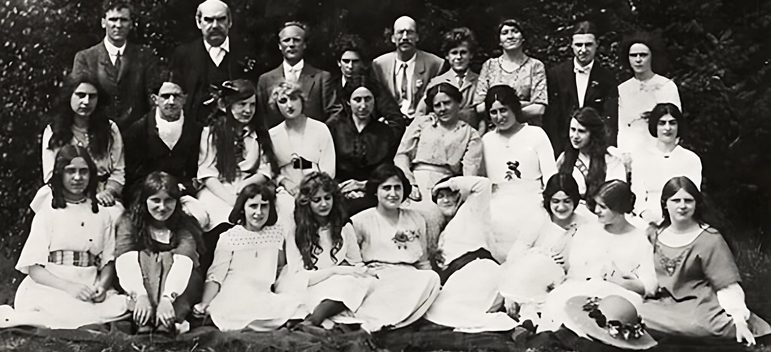 Scanned black and white photo of Tobias Matthay posing with 27 people across three ascending rows.