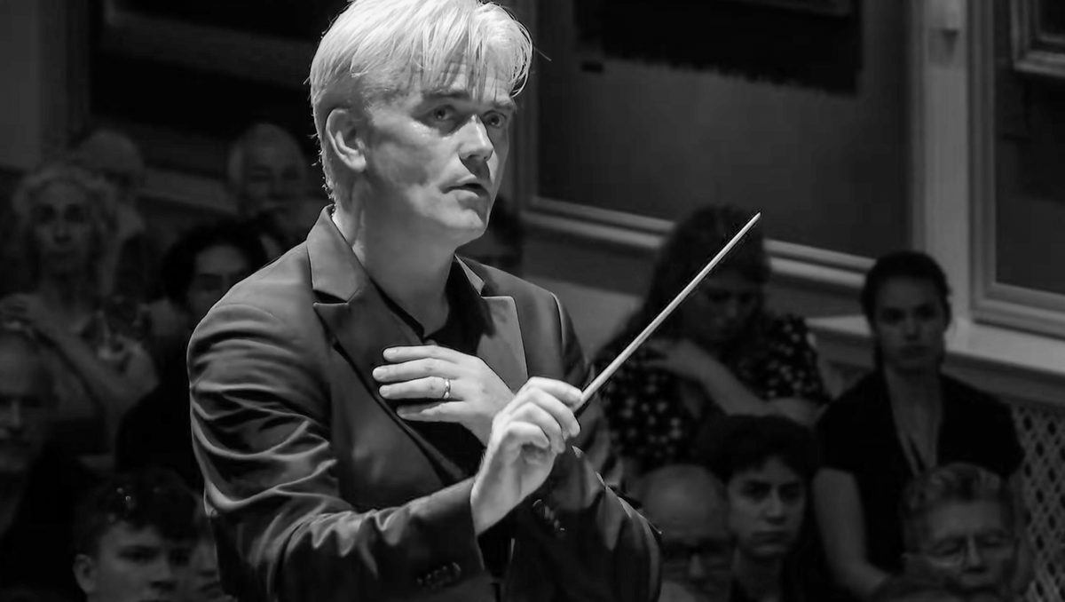Edward Gardner conducts.