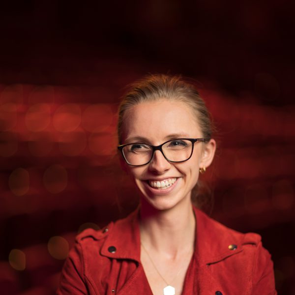 Anna Lapwood smiling.