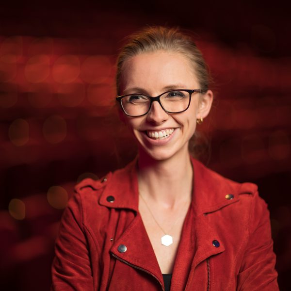 Anna Lapwood smiling.