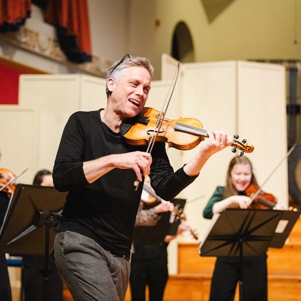 Bjarte Eike plays violin.
