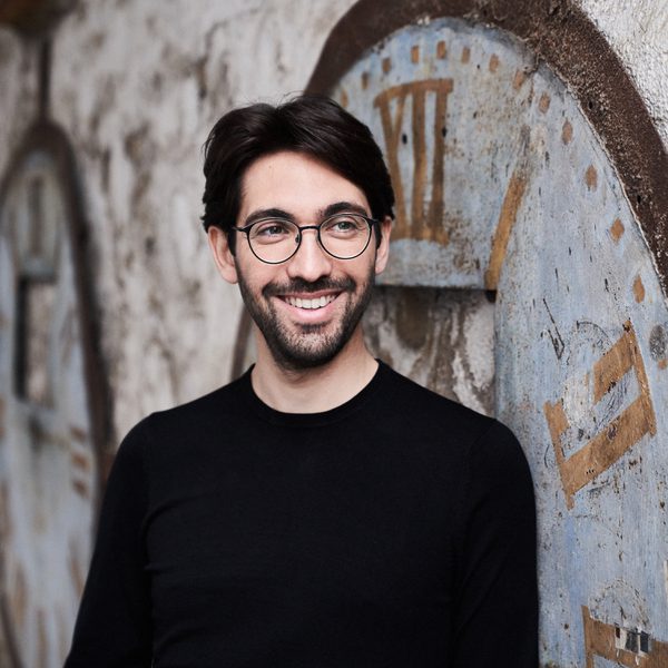 Headshot of conductor Daniel Cohen