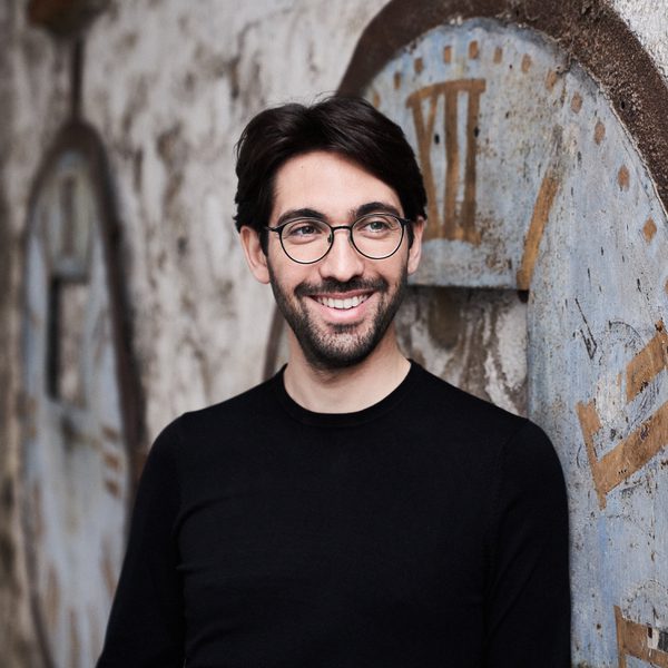 Headshot of conductor Daniel Cohen.