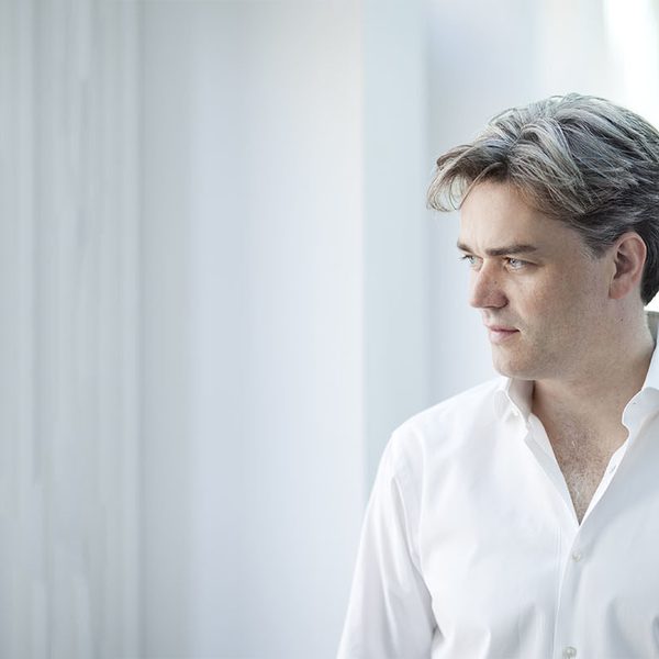 Headshot of conductor Edward Gardner
