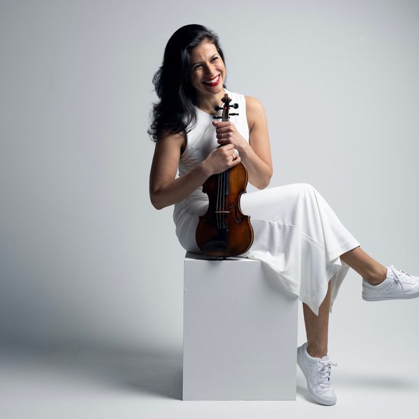 Portrait of Elena Urioste holding a violin.