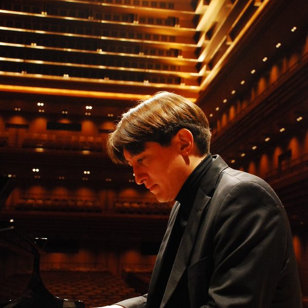 Freddy Kempf at a piano keyboard, playing.