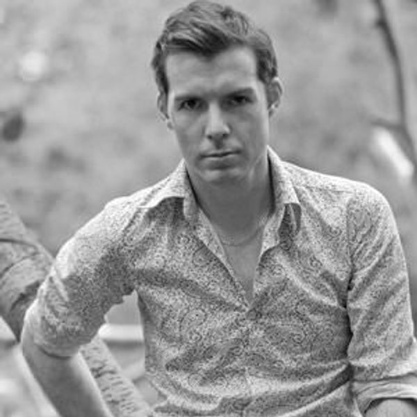 Portrait of Gwilym Simcock looking to camera.