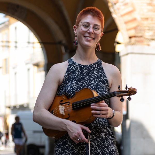 Portrait of Hannah Gardiner holding a violin, looking to camera