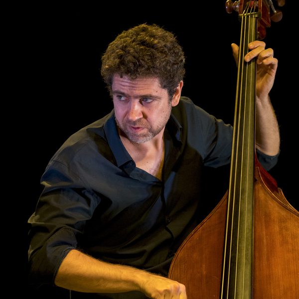 Orlando Le Fleming playing the double bass.
