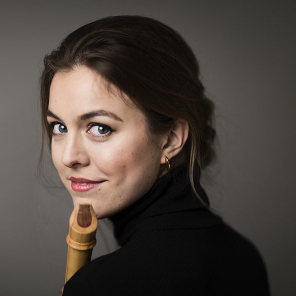 Tabea Debus holding a recorder.
