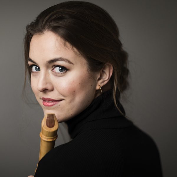 Tabea Debus holding a recorder.