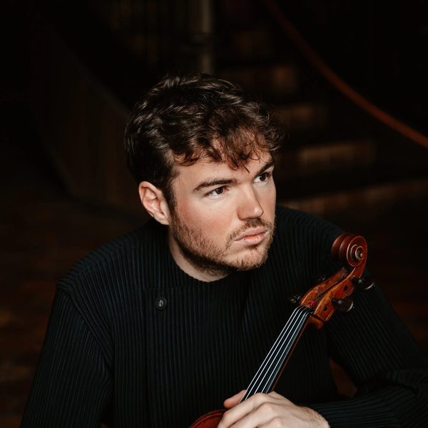 Portrait of Timothy Ridout, holding a viola.