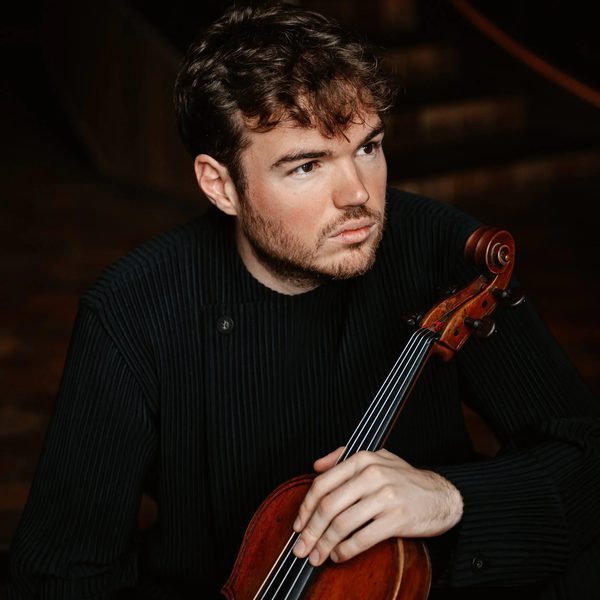 Portrait of Timothy Ridout, holding a viola.