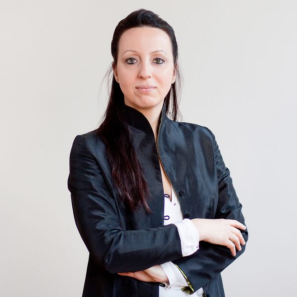 Headshot of conductor Valentina Peleggi.