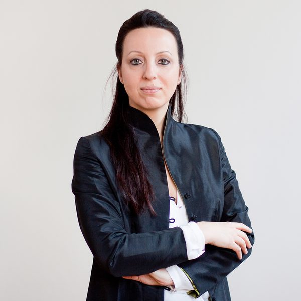 Headshot of conductor Valentina Peleggi.